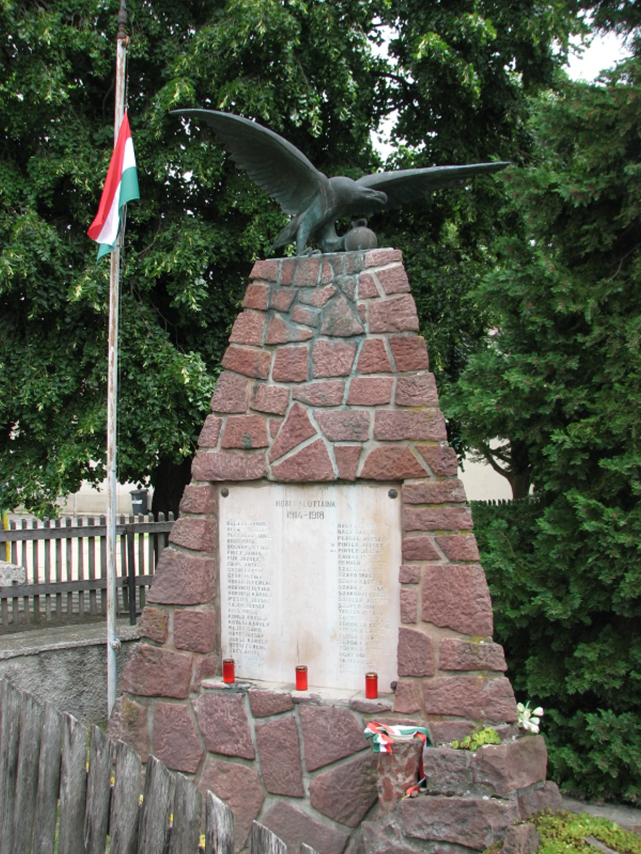 közeli látnivaló címképe