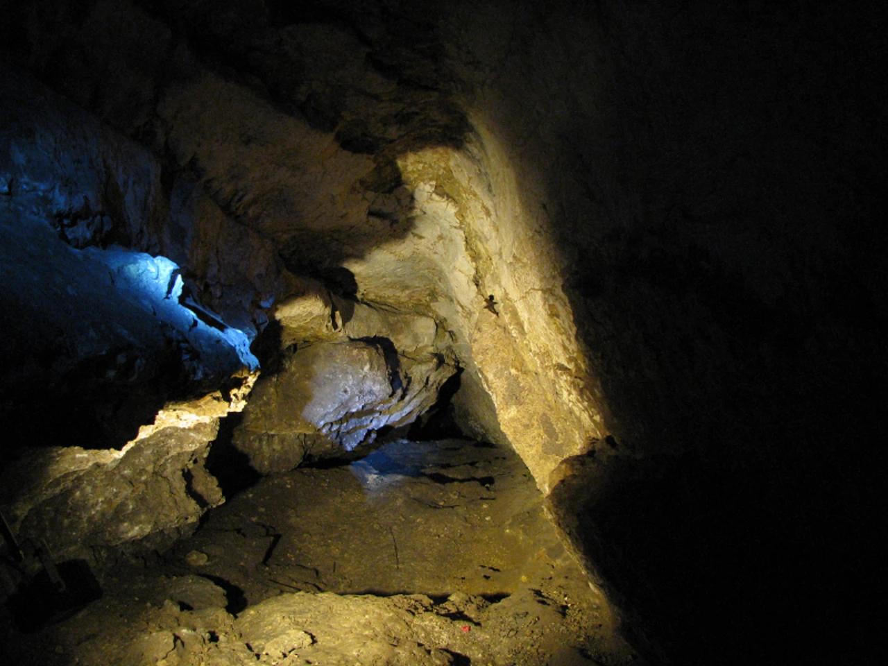Lóczy-barlang nevü látnivaló 11. számú fényképe