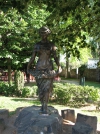 Szőlőt szedő lány szobra (Tapolca) látnivaló fényképe