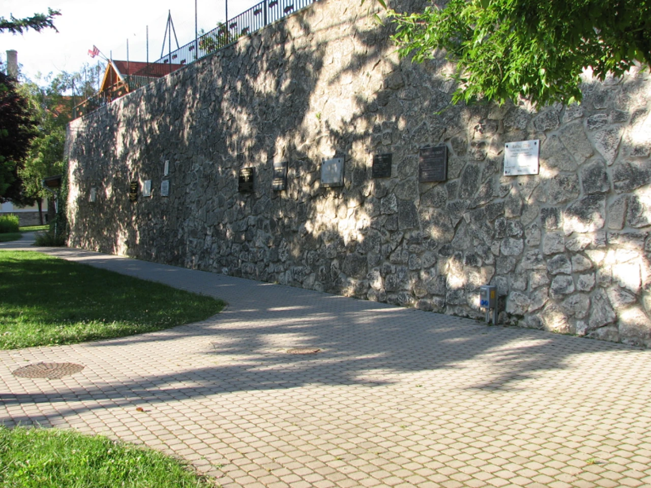 közeli látnivaló címképe