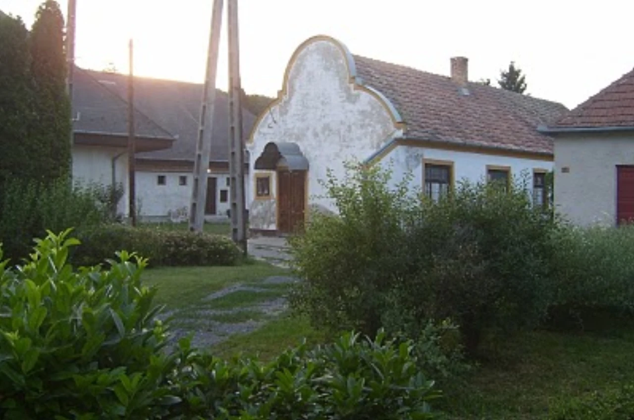 közeli látnivaló címképe
