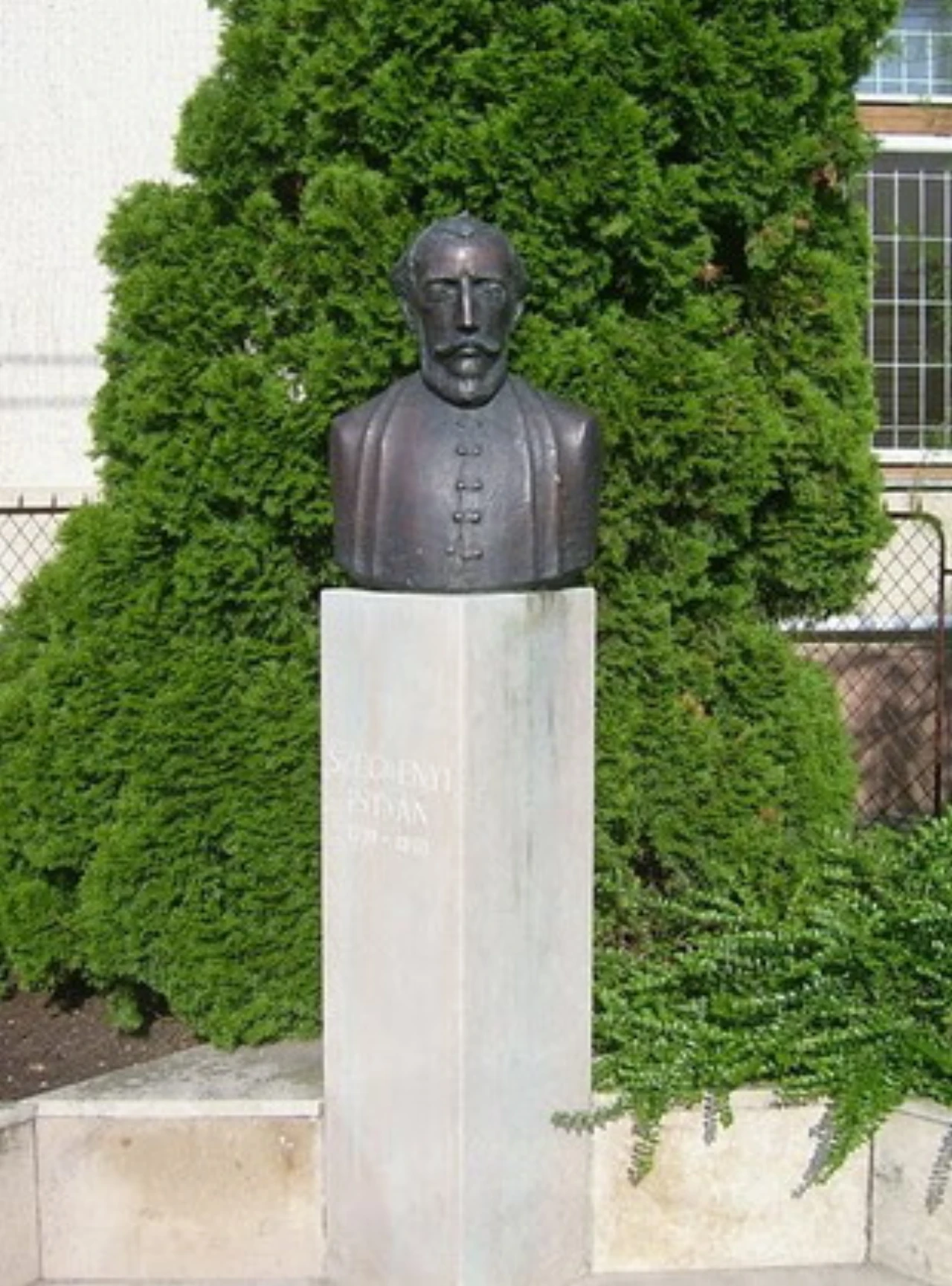 közeli látnivaló címképe