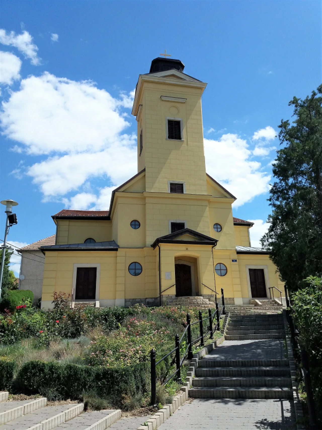 közeli látnivaló címképe