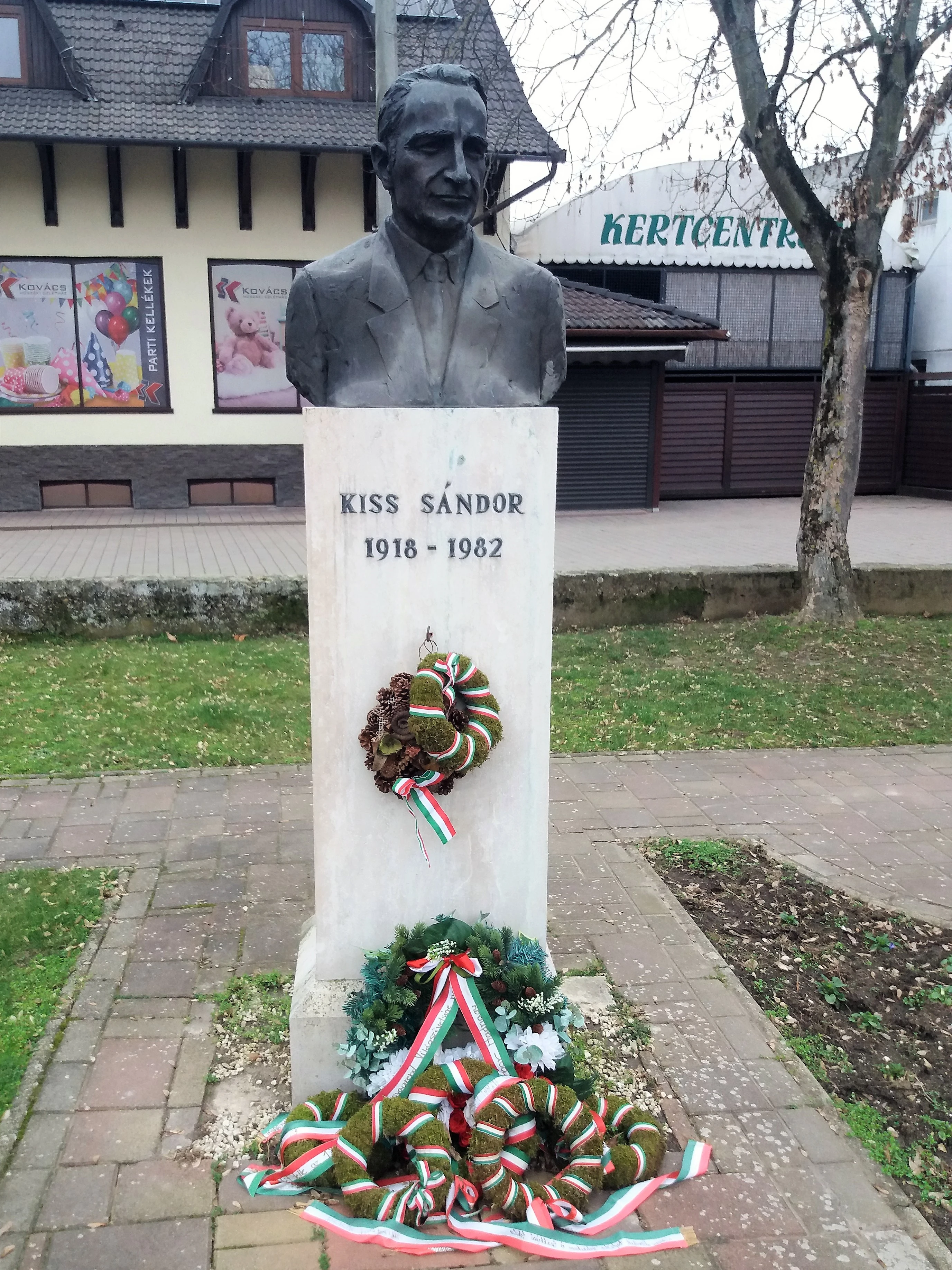 közeli látnivaló címképe
