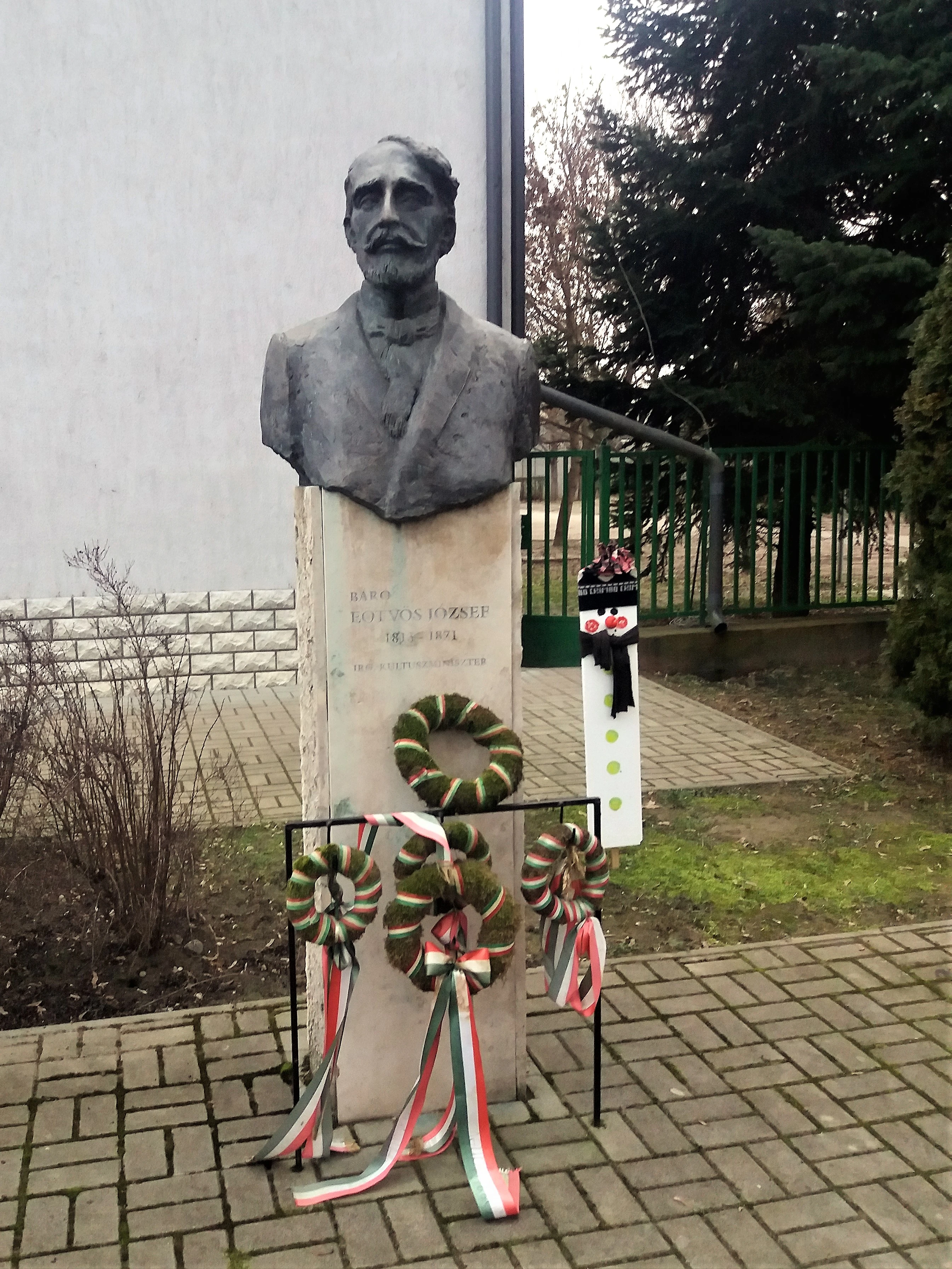 közeli látnivaló címképe