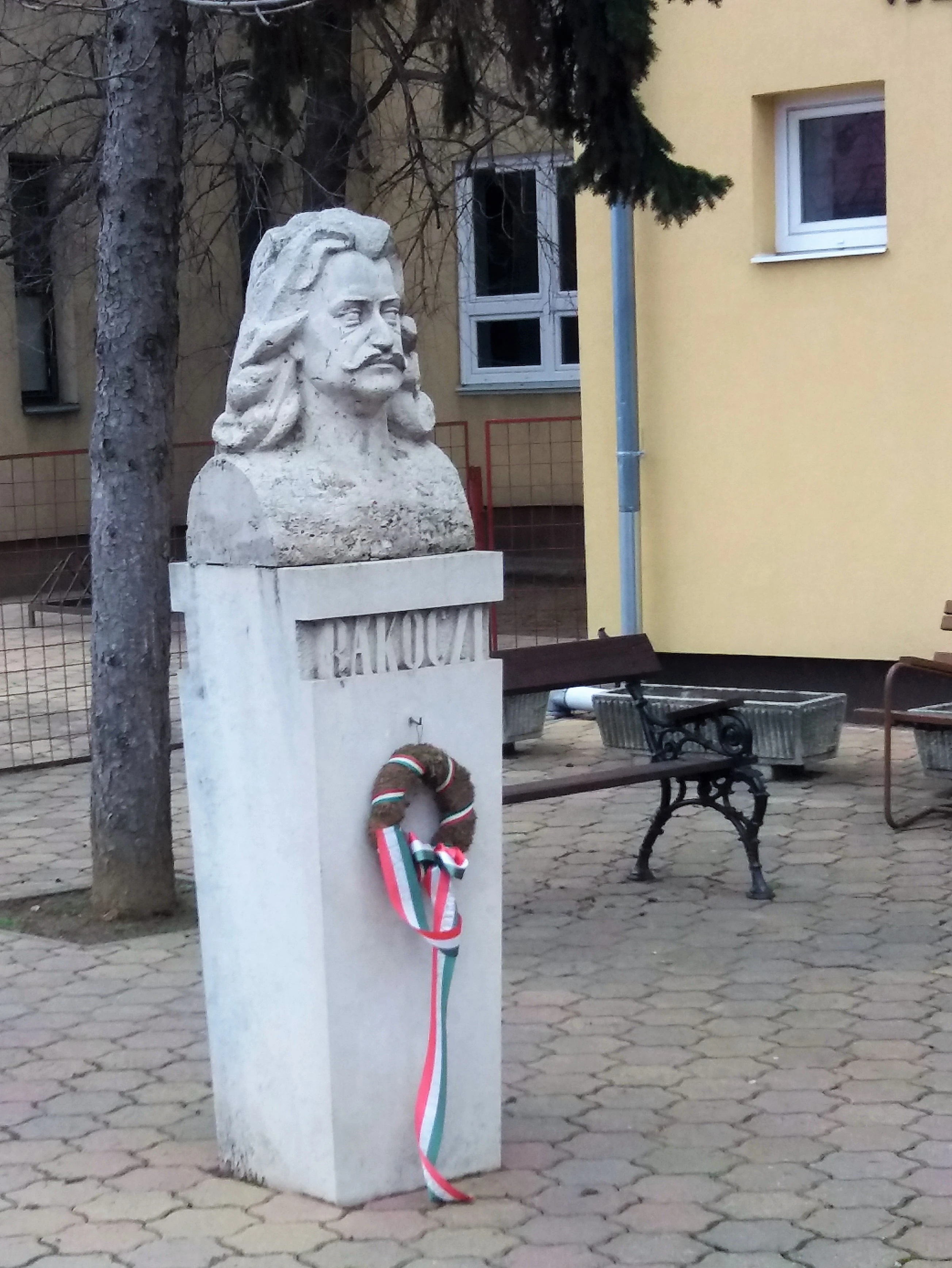 közeli látnivaló címképe