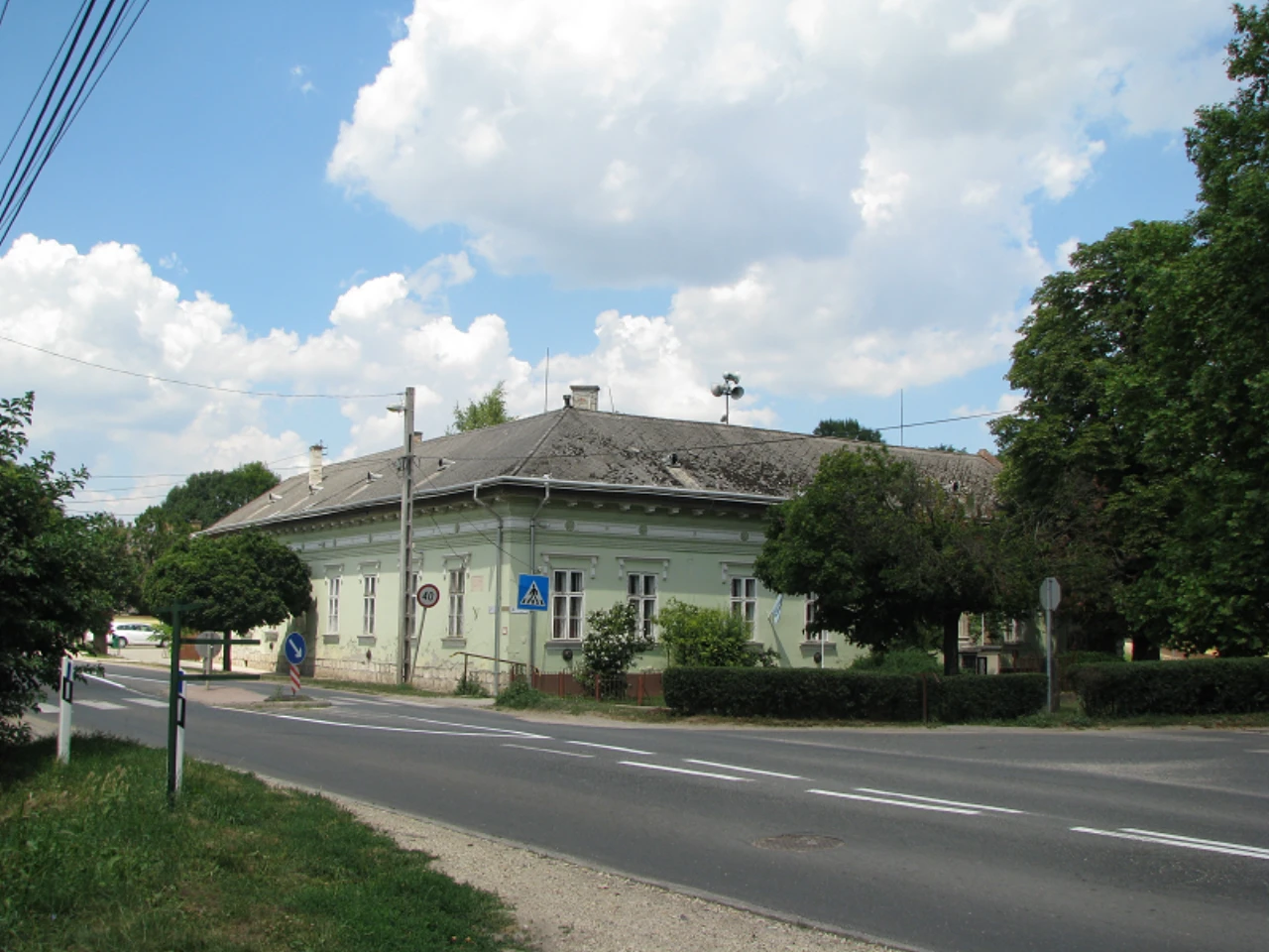 közeli látnivaló címképe