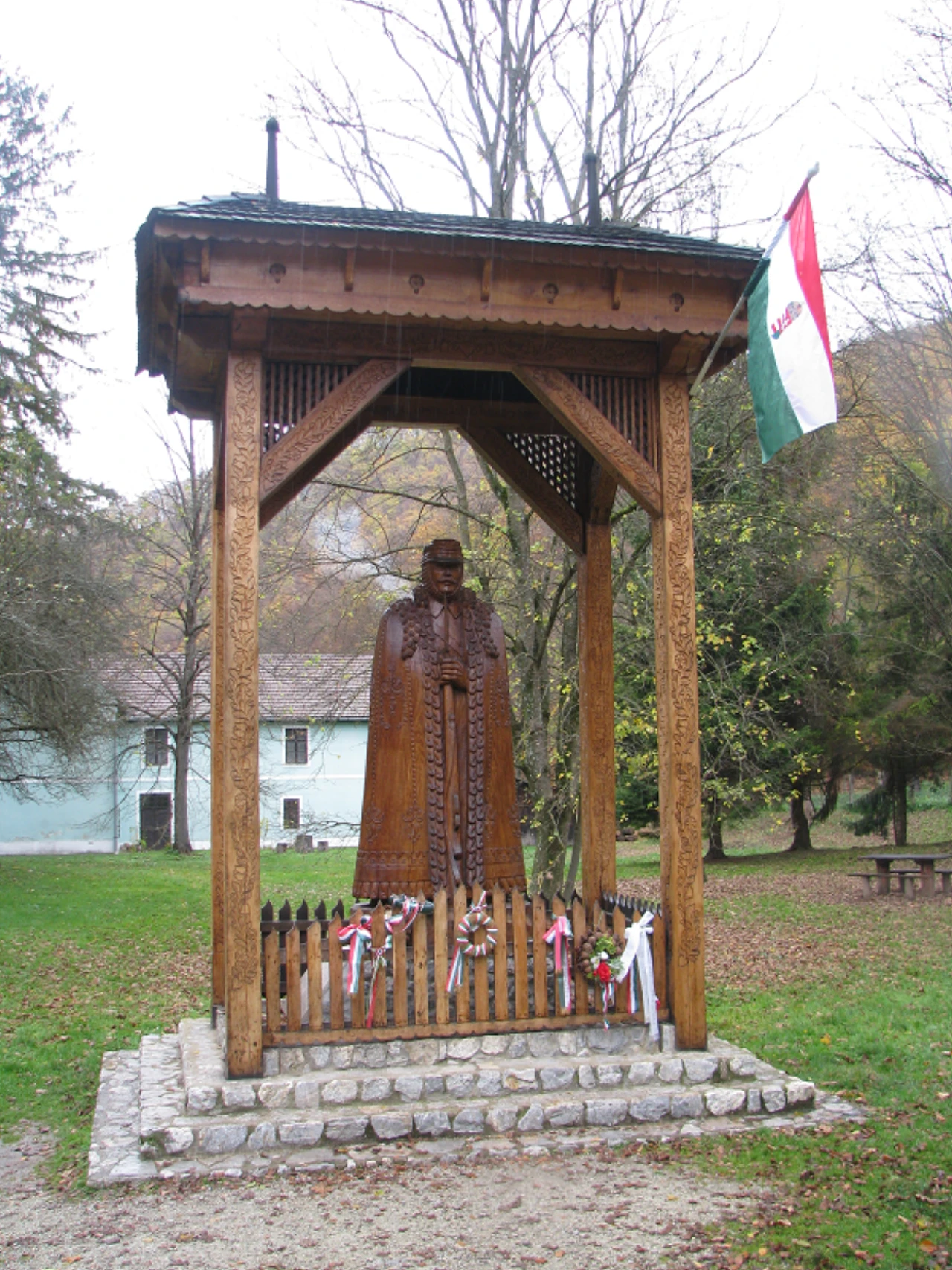 közeli látnivaló címképe