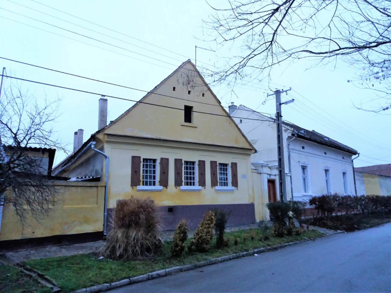 közeli látnivaló címképe