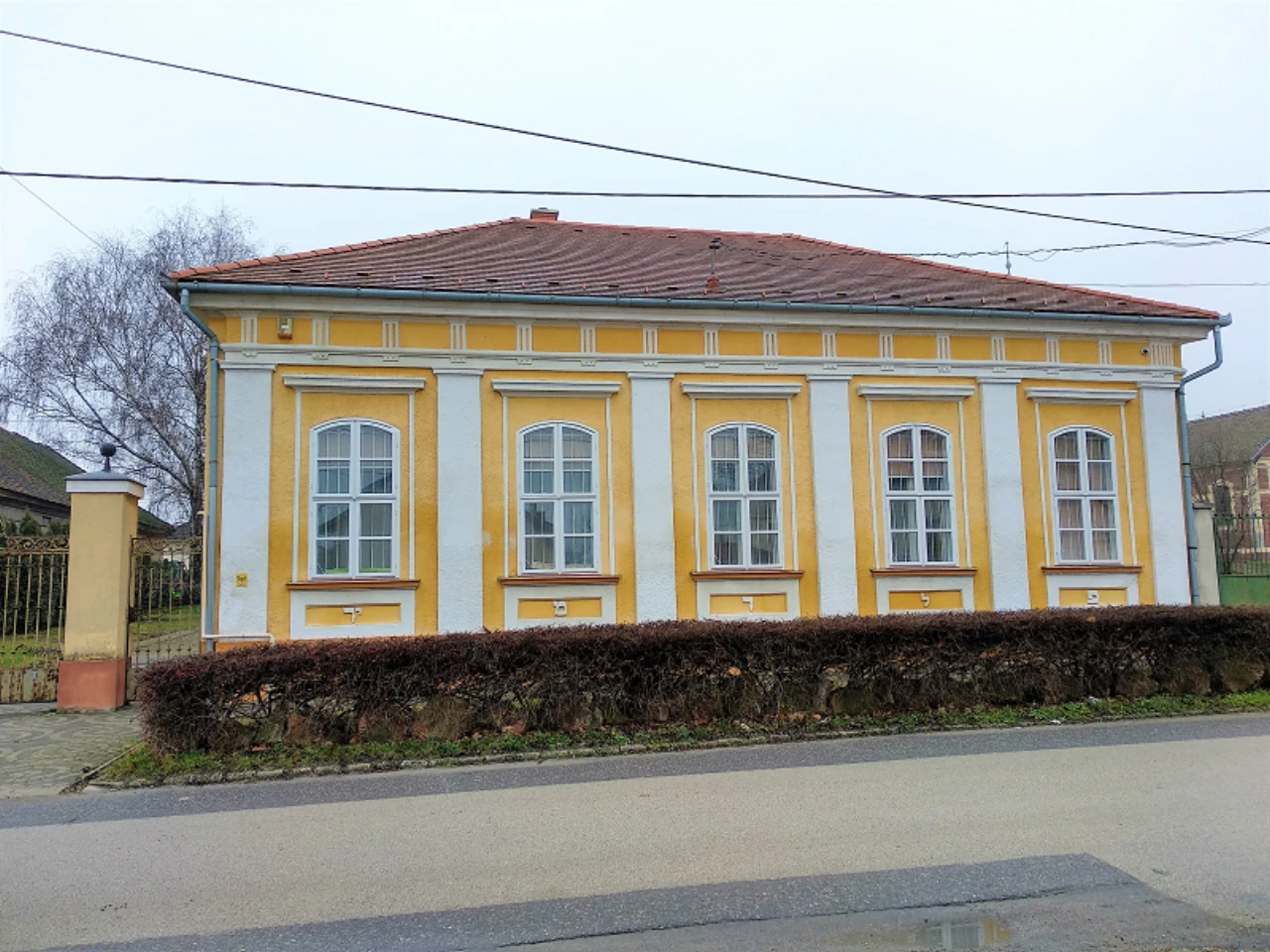 közeli látnivaló címképe