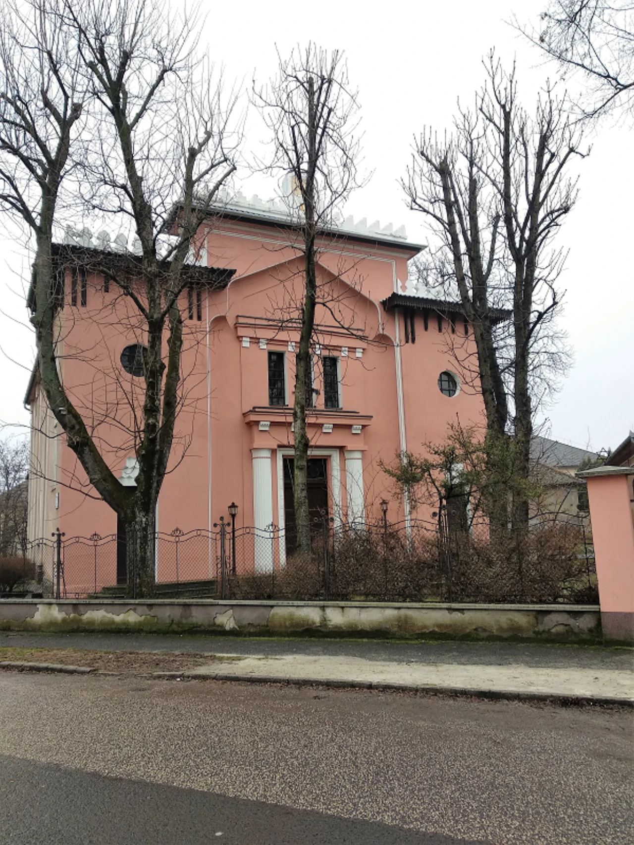 közeli látnivaló címképe