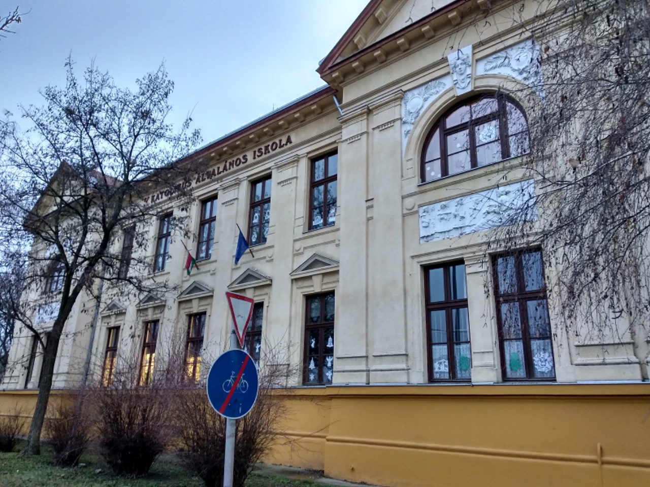 közeli látnivaló címképe