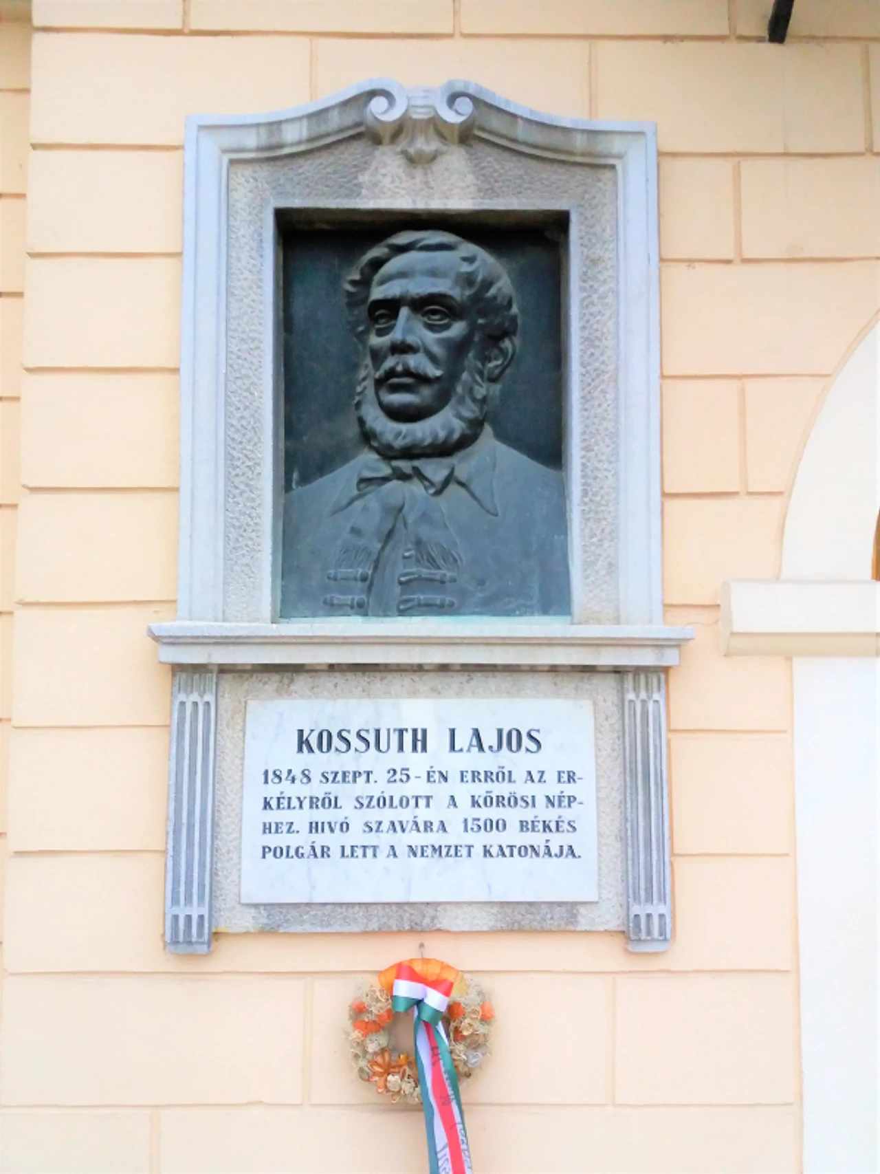 közeli látnivaló címképe