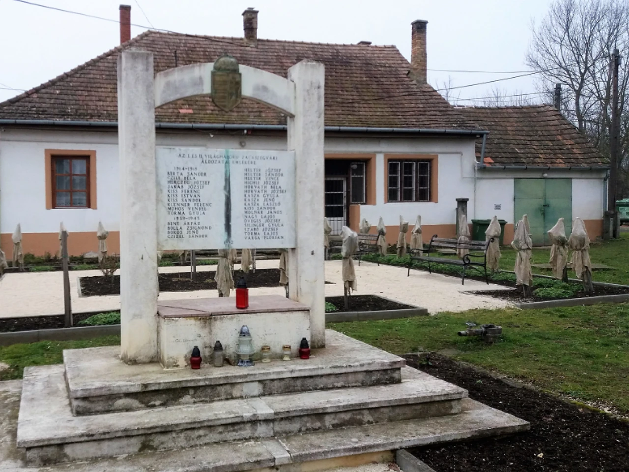 közeli látnivaló címképe