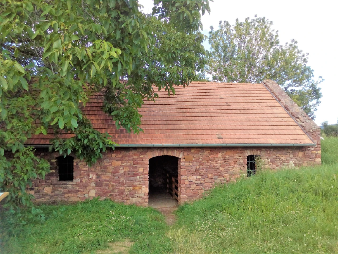 közeli látnivaló címképe