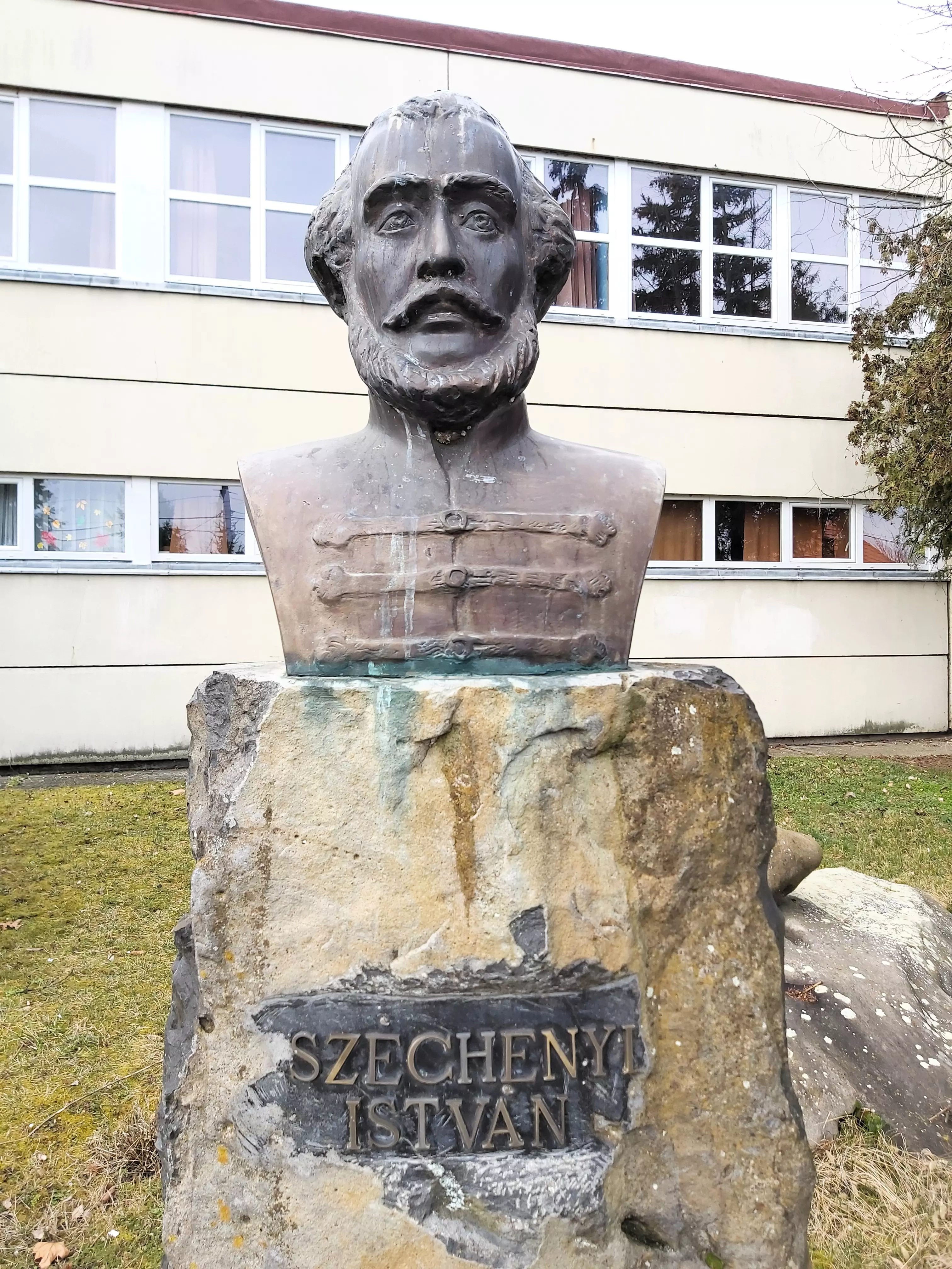 közeli látnivaló címképe