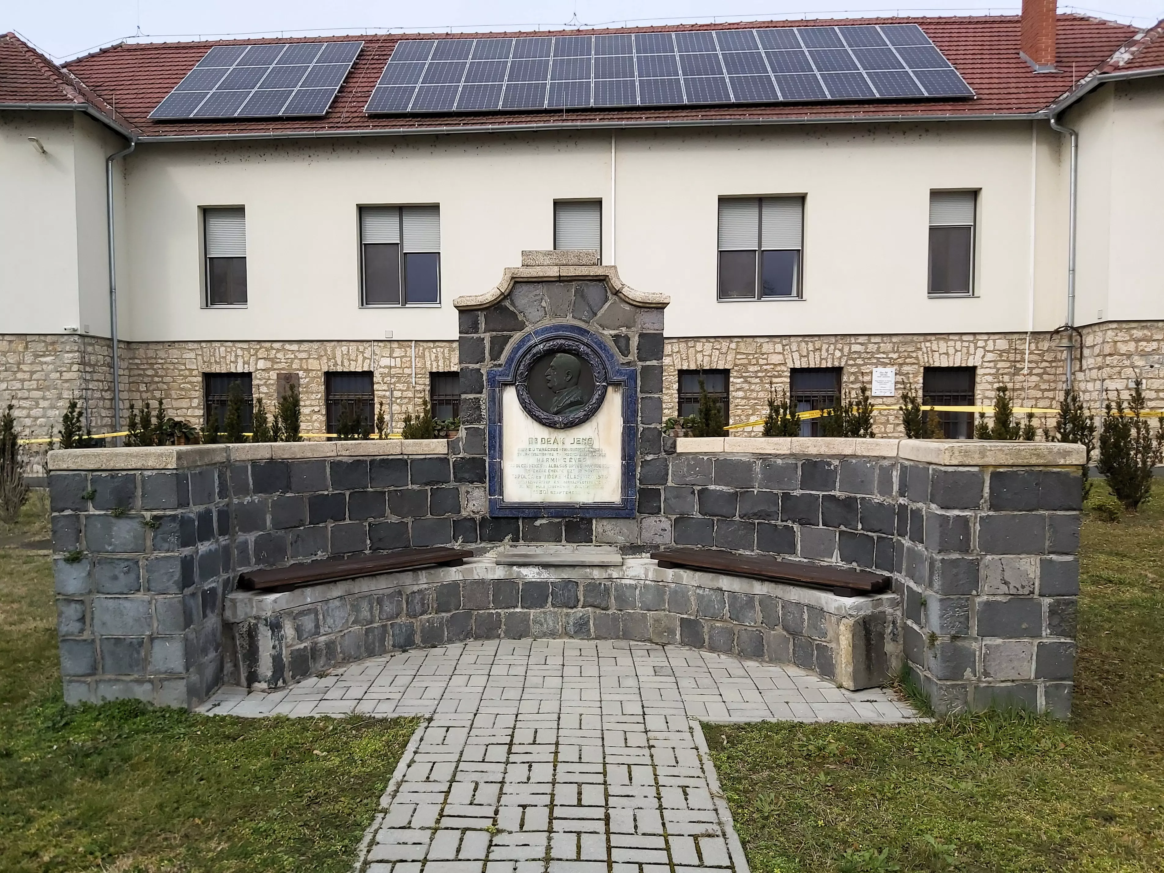 közeli látnivaló címképe