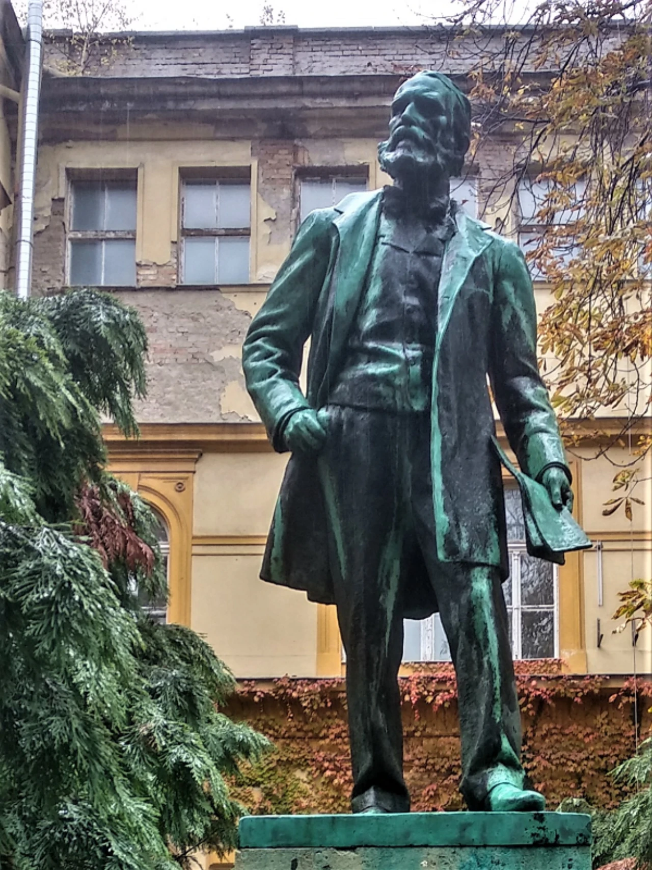 közeli látnivaló címképe