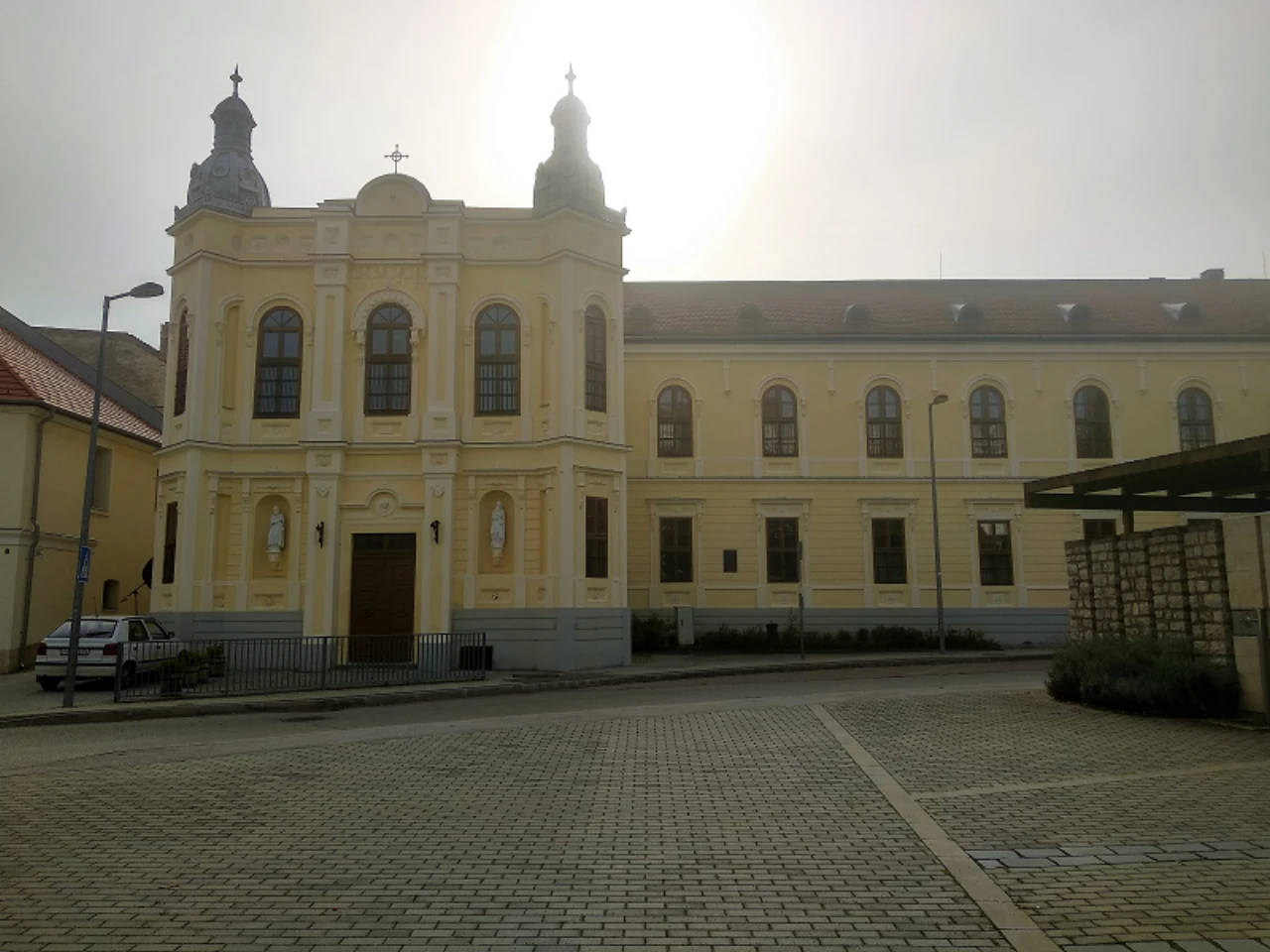 közeli látnivaló címképe