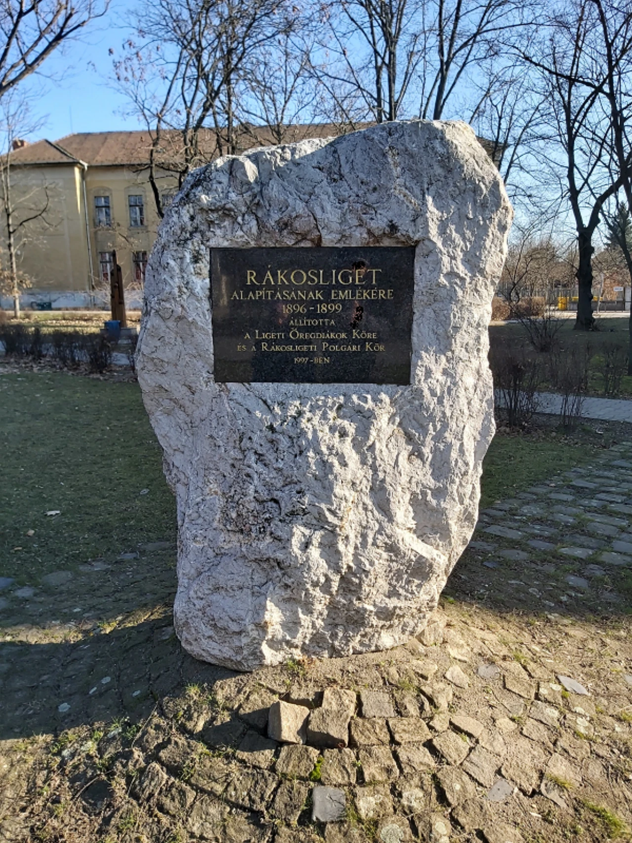 közeli látnivaló címképe