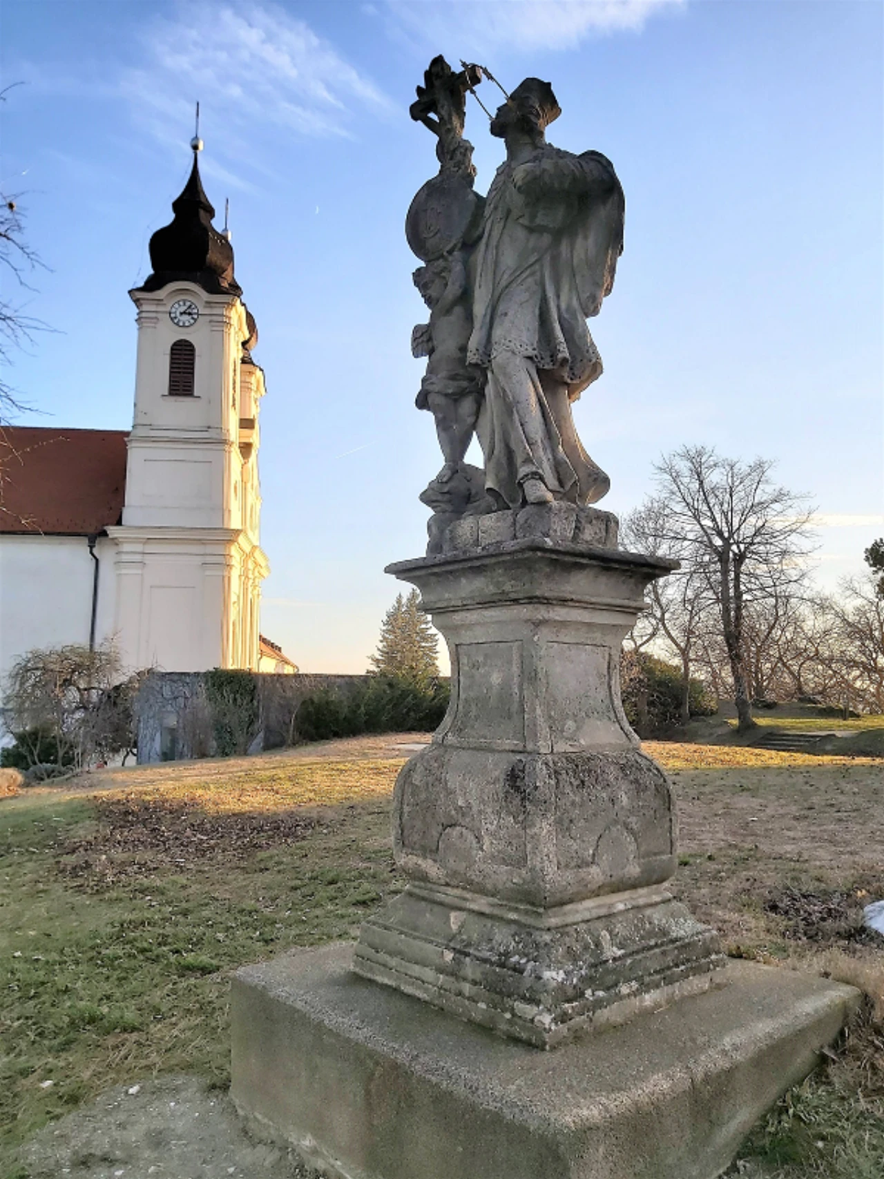 közeli látnivaló címképe