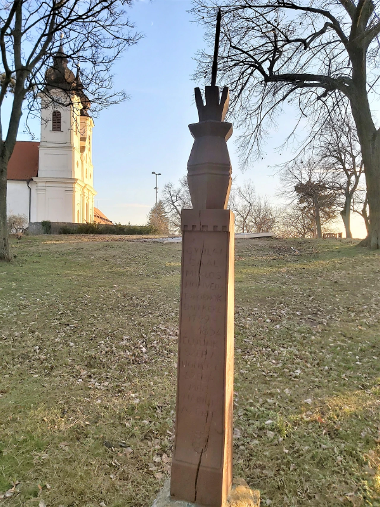 közeli látnivaló címképe