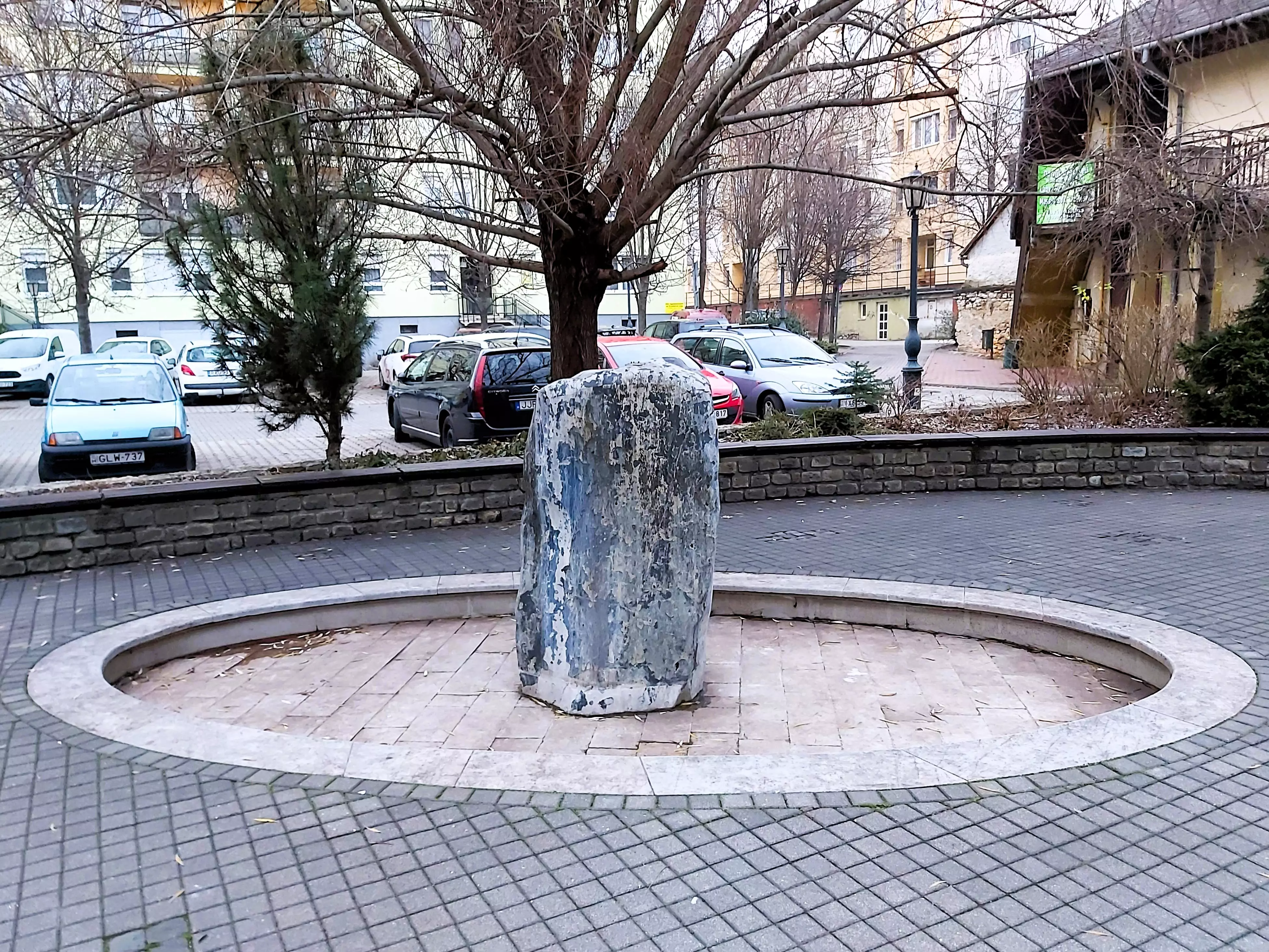 közeli látnivaló címképe