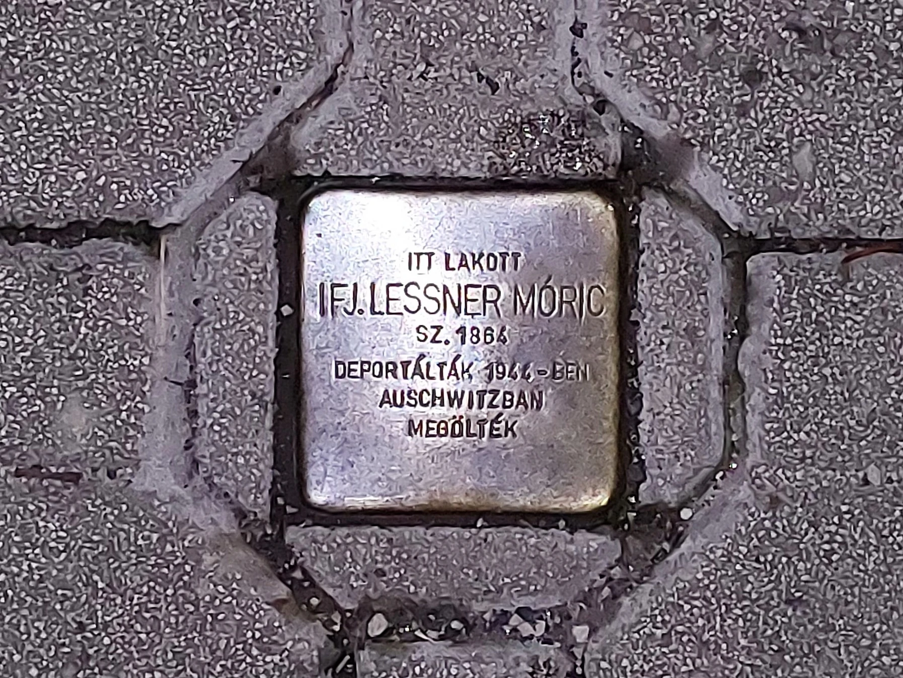 közeli látnivaló címképe