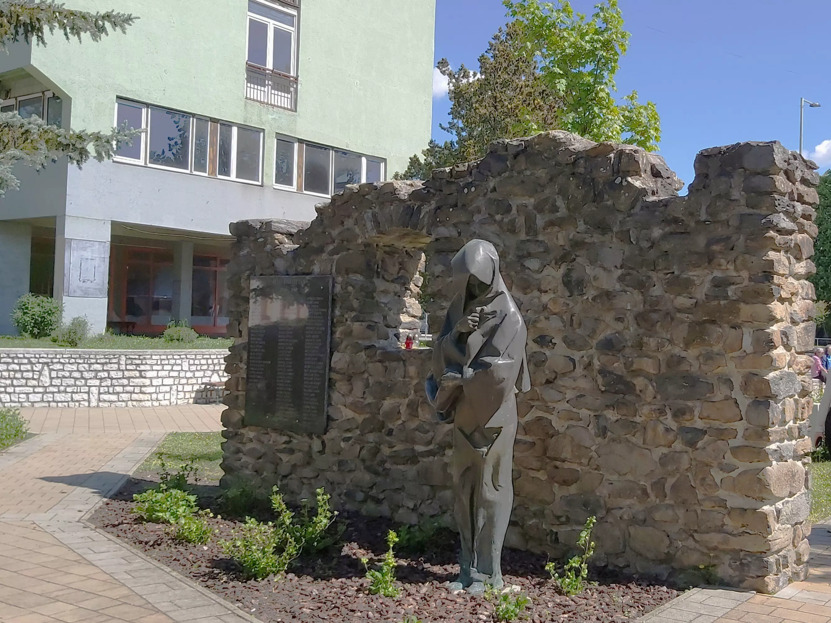 közeli látnivaló címképe