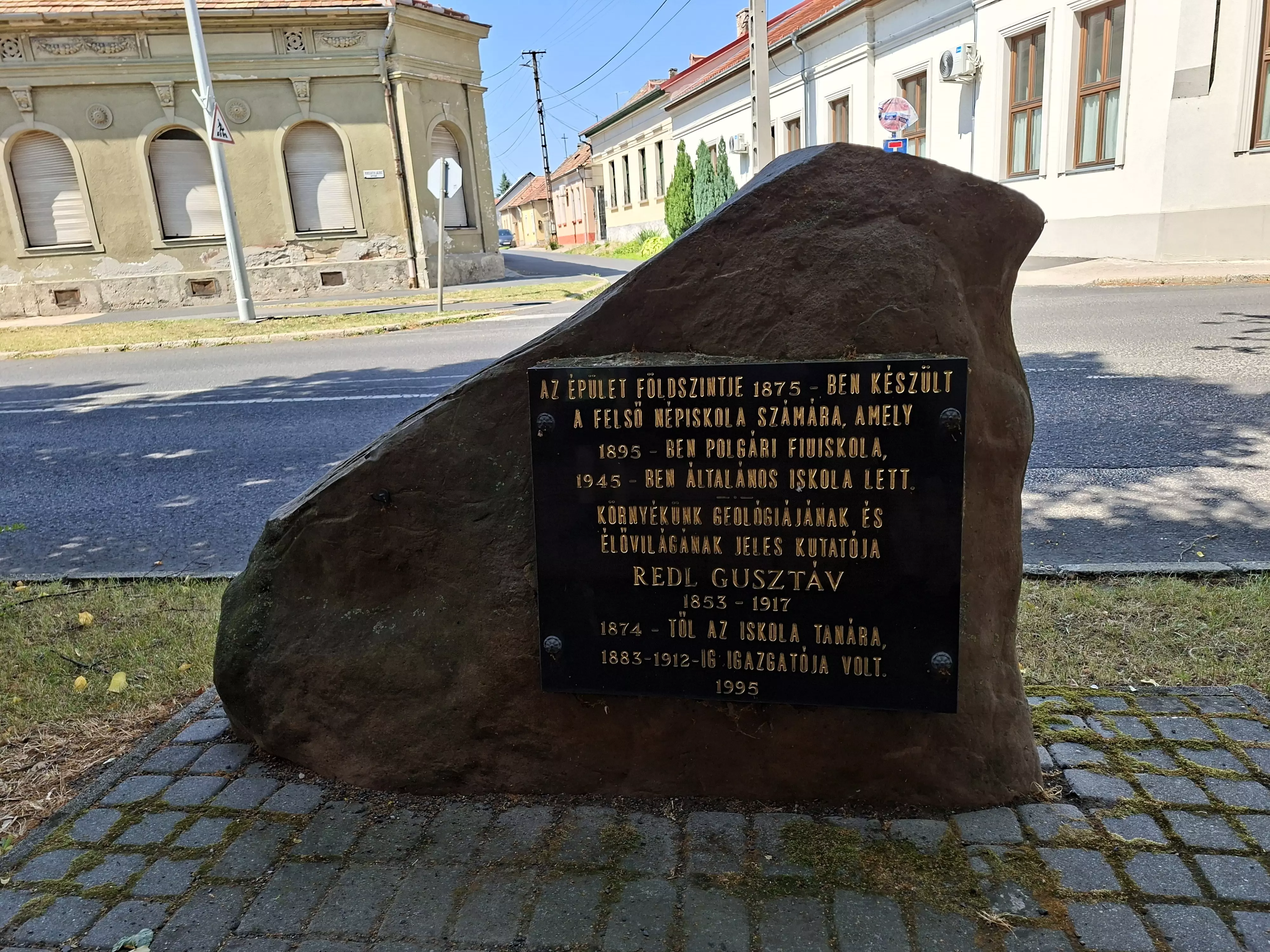 közeli látnivaló címképe