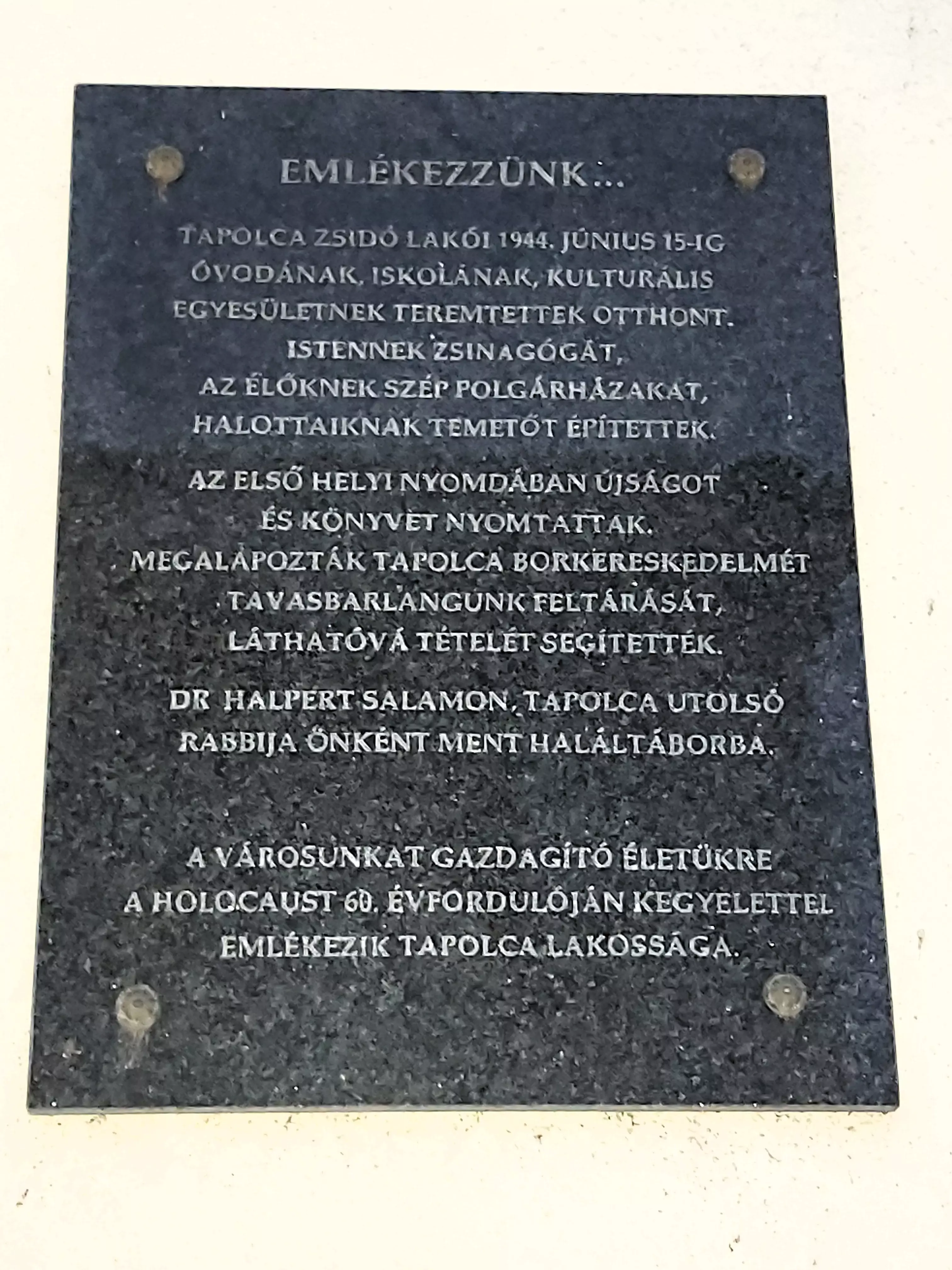 közeli látnivaló címképe