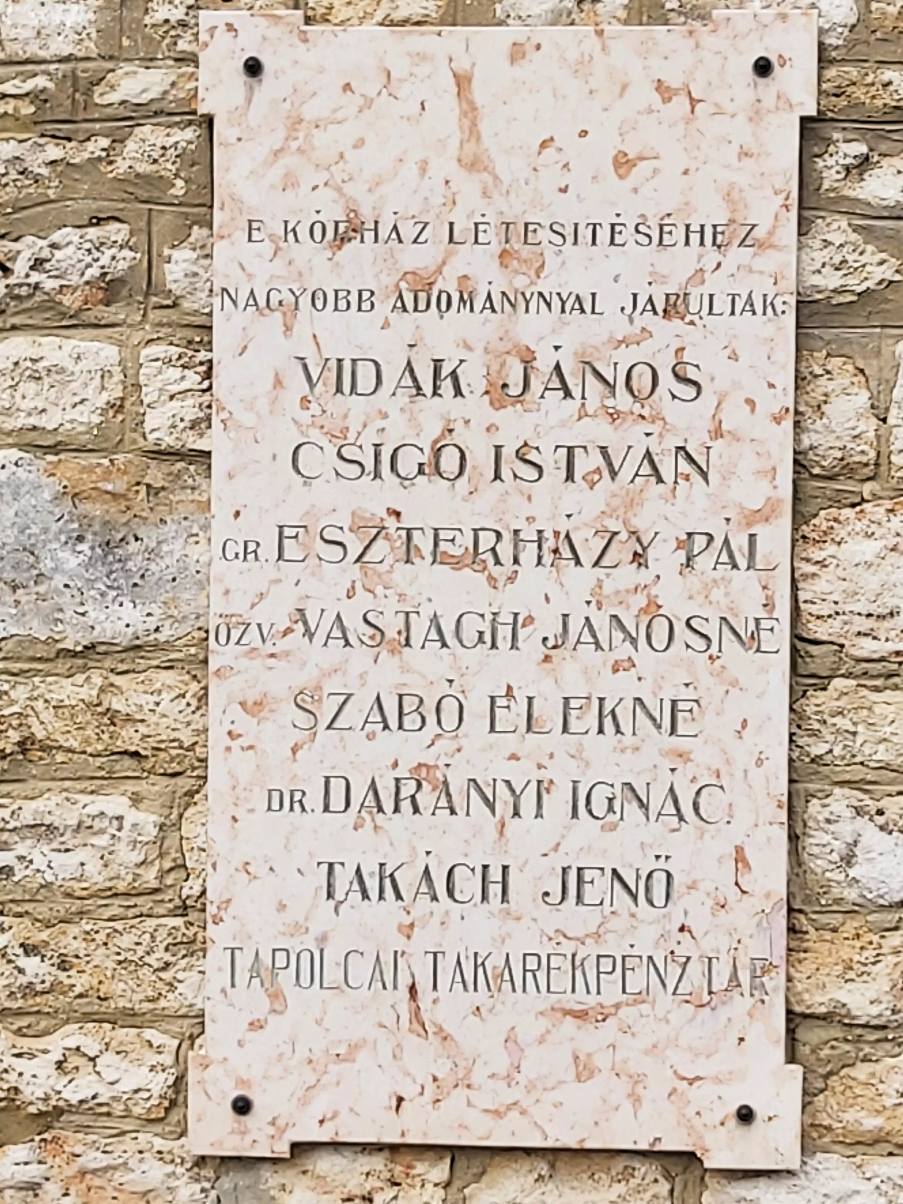 közeli látnivaló címképe
