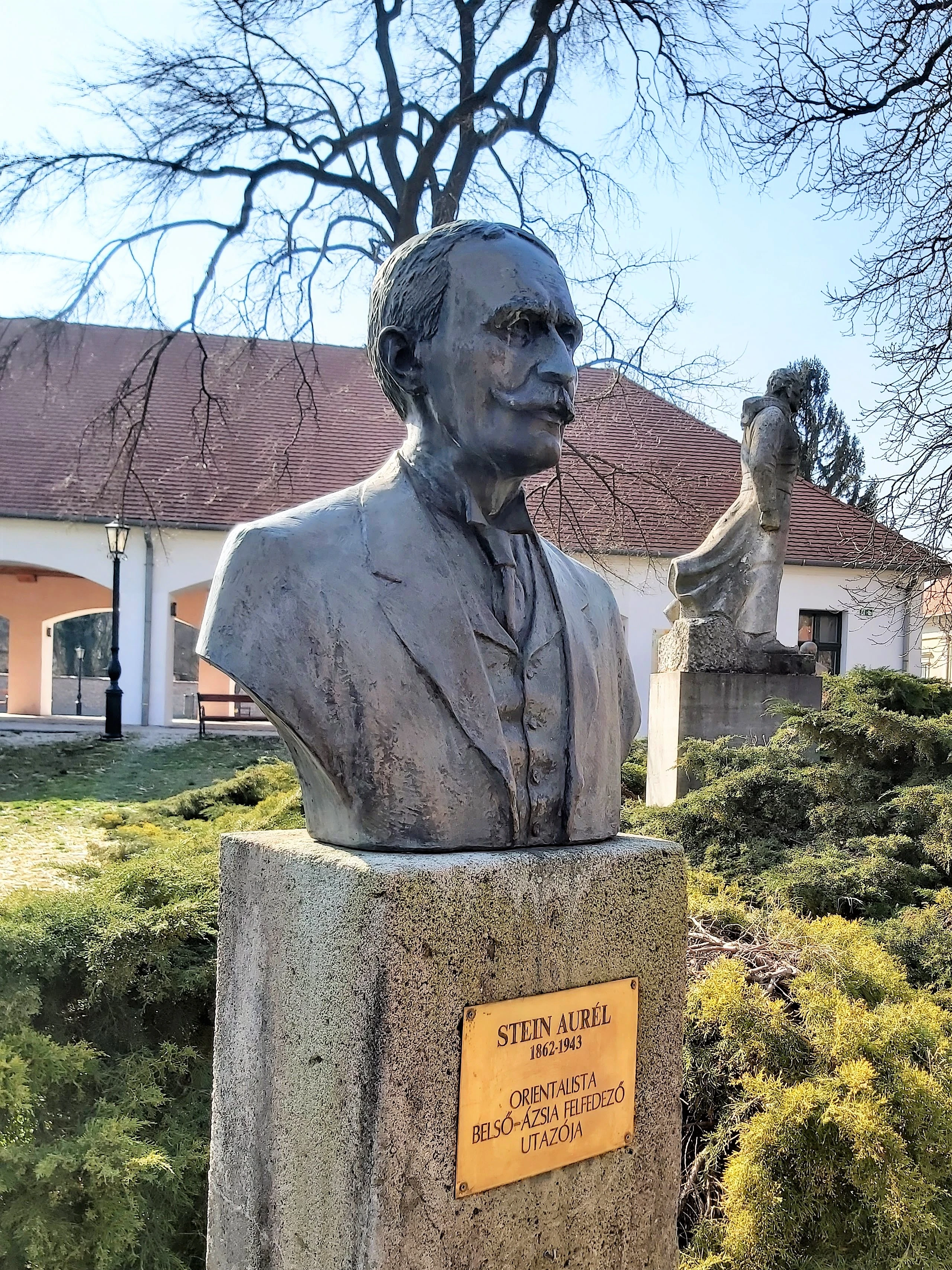 közeli látnivaló címképe