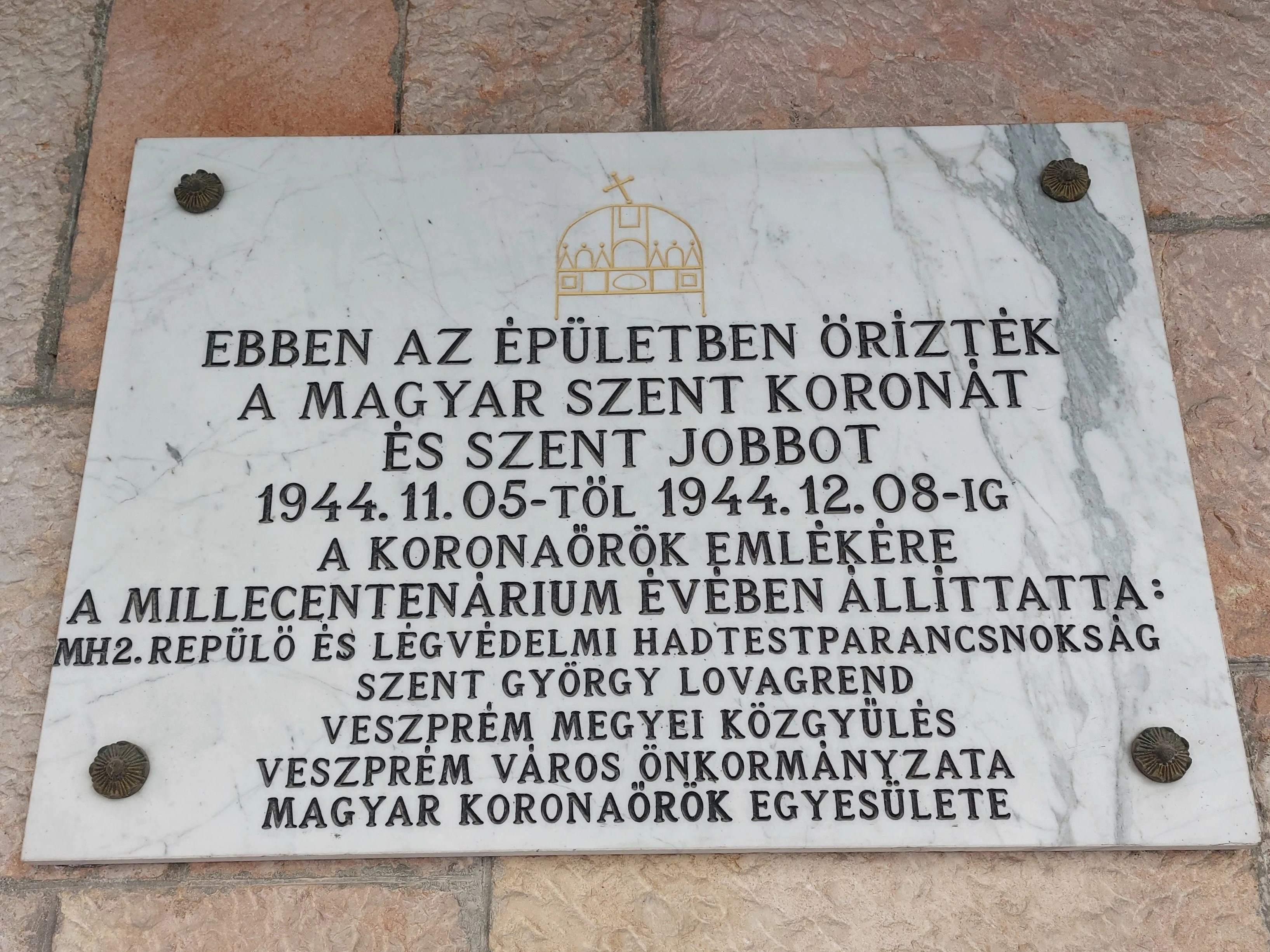 közeli látnivaló címképe