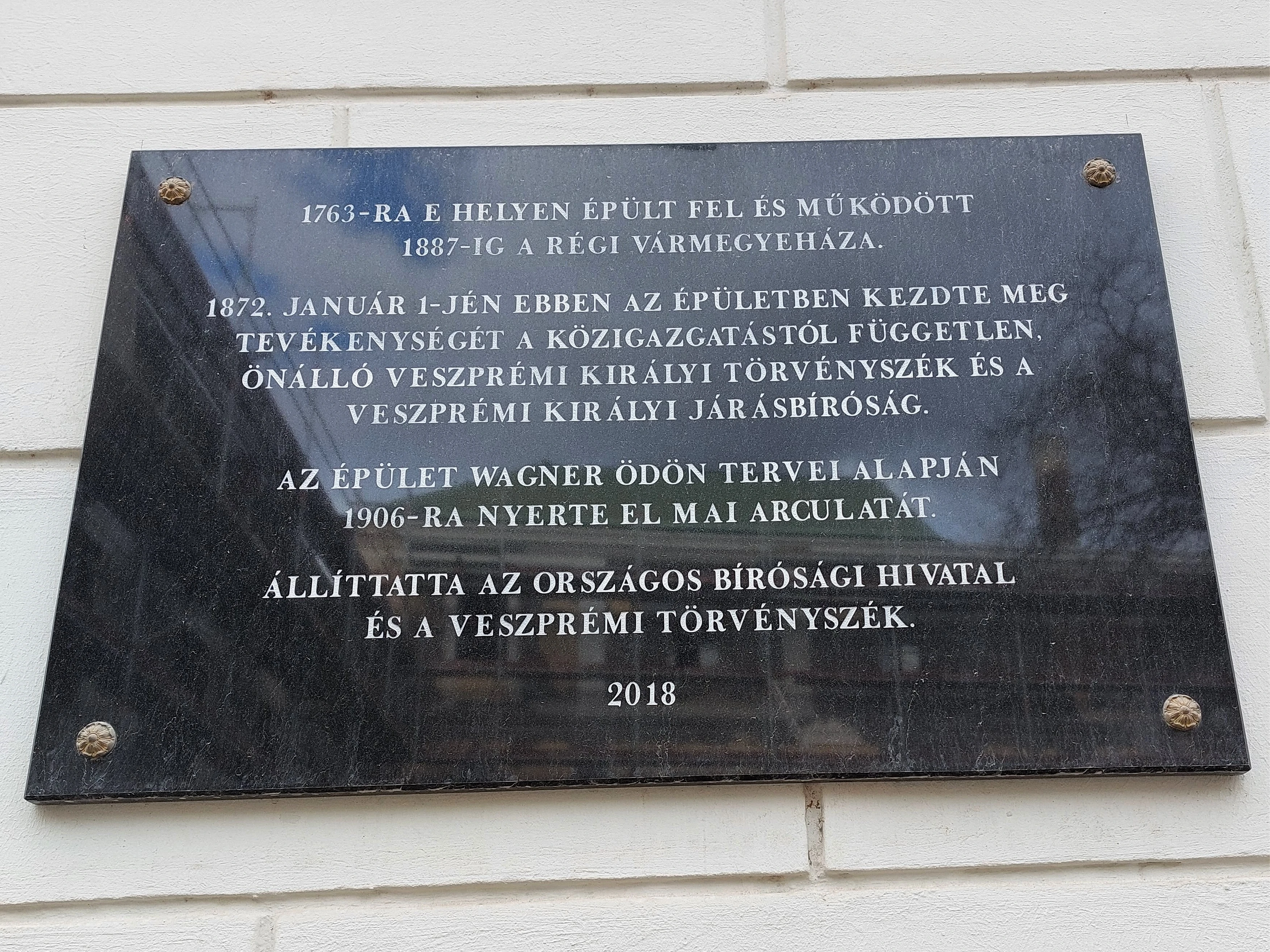 közeli látnivaló címképe