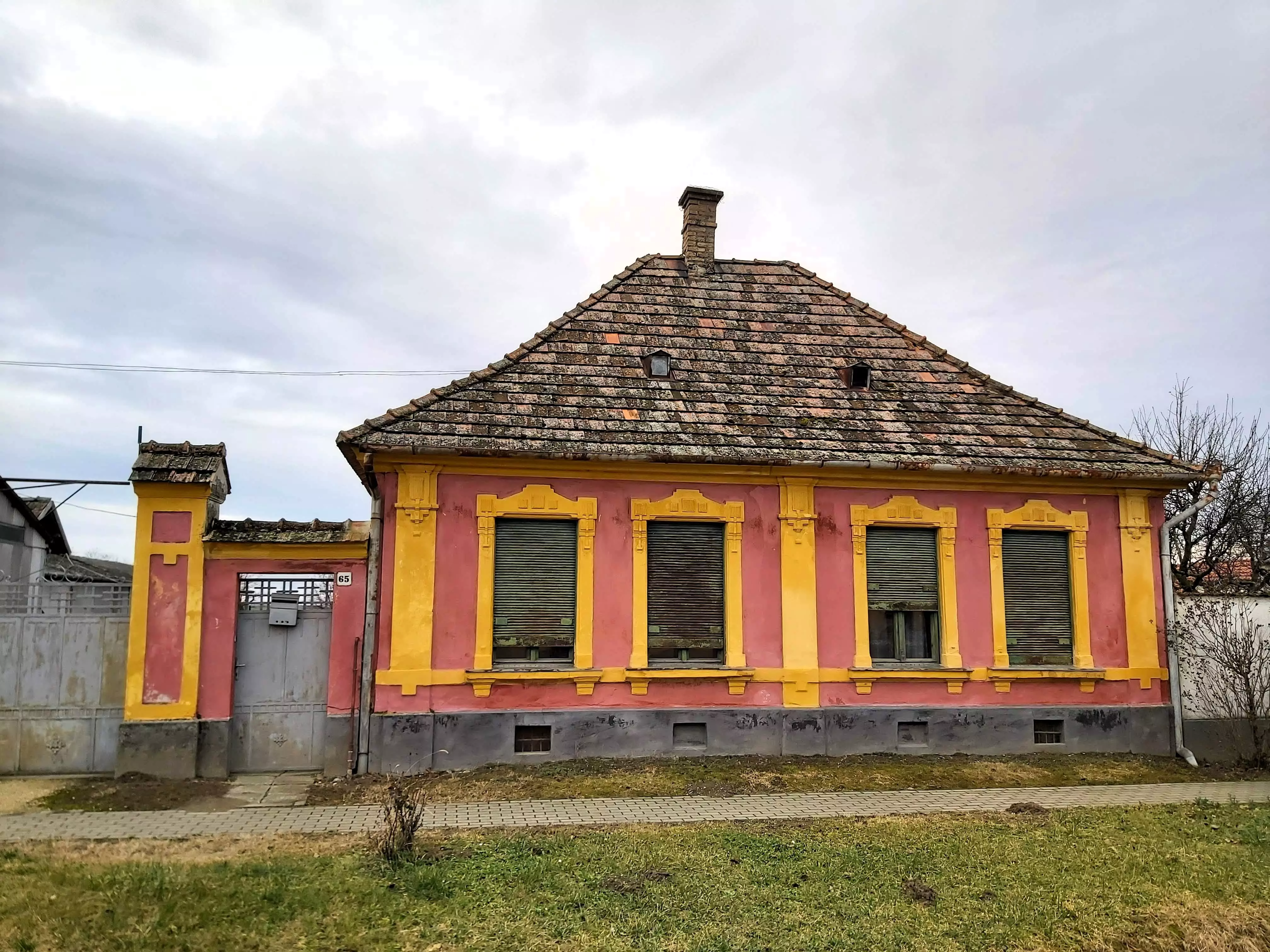 közeli látnivaló címképe