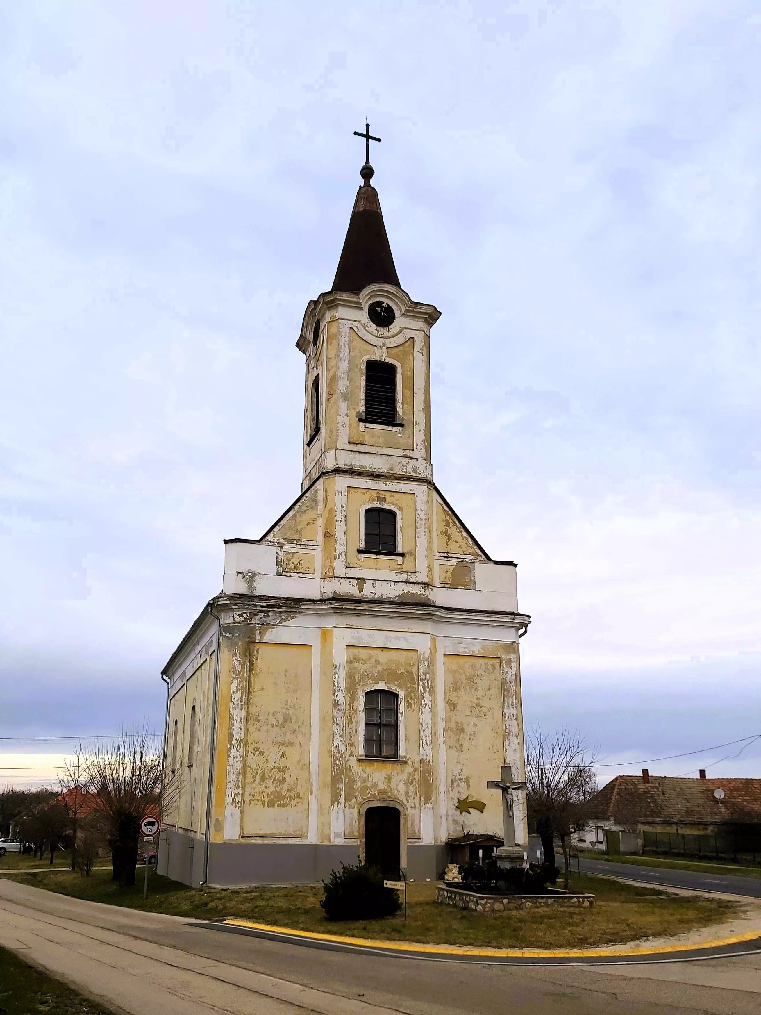 közeli látnivaló címképe