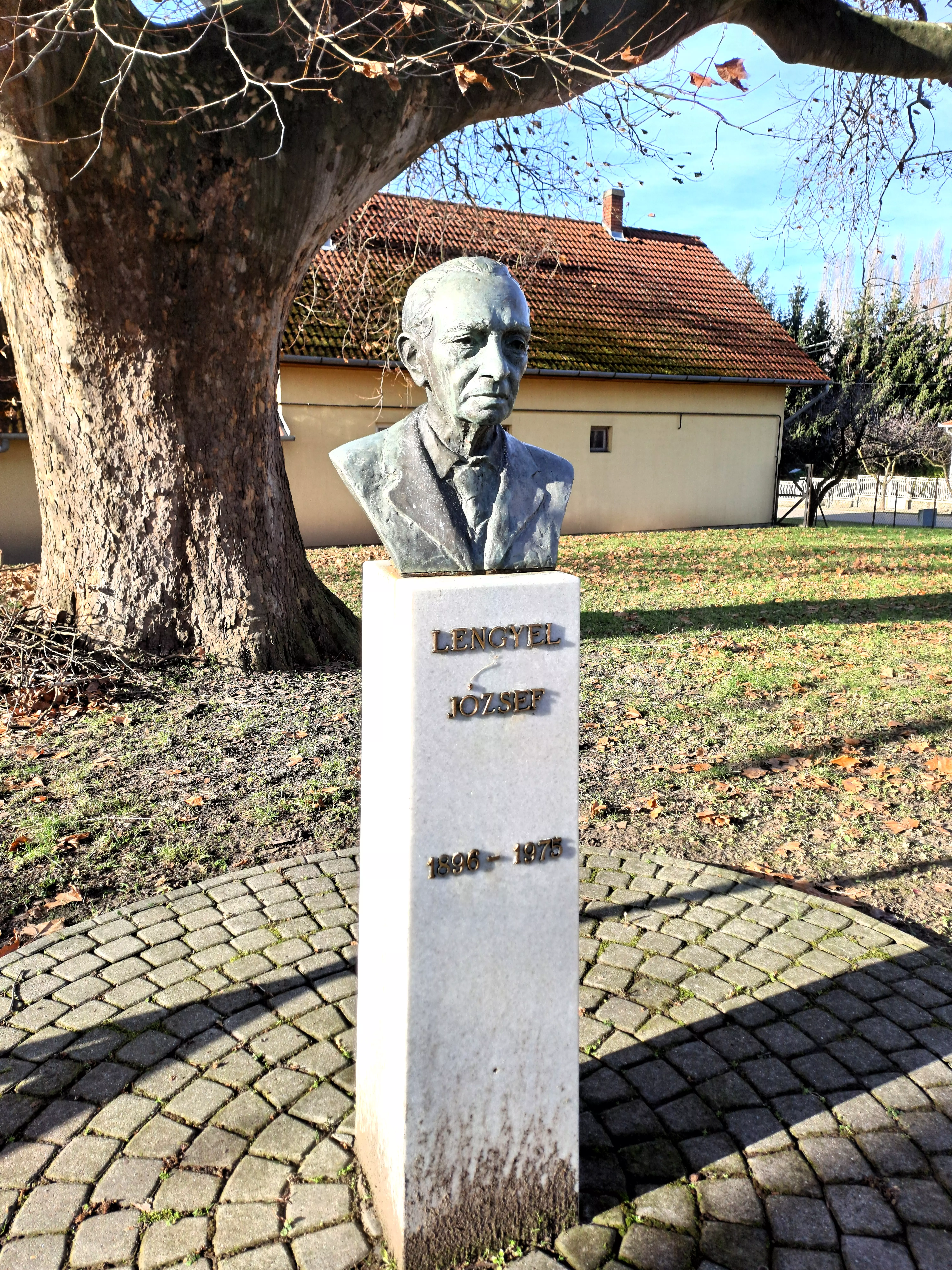 közeli látnivaló címképe