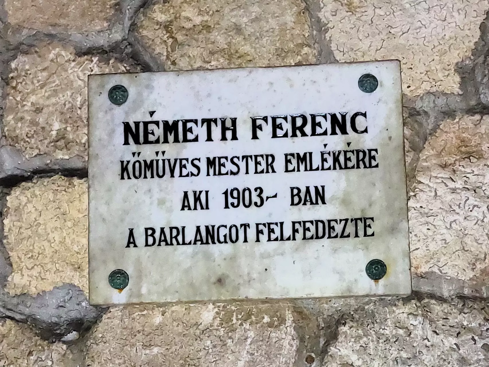 közeli látnivaló címképe