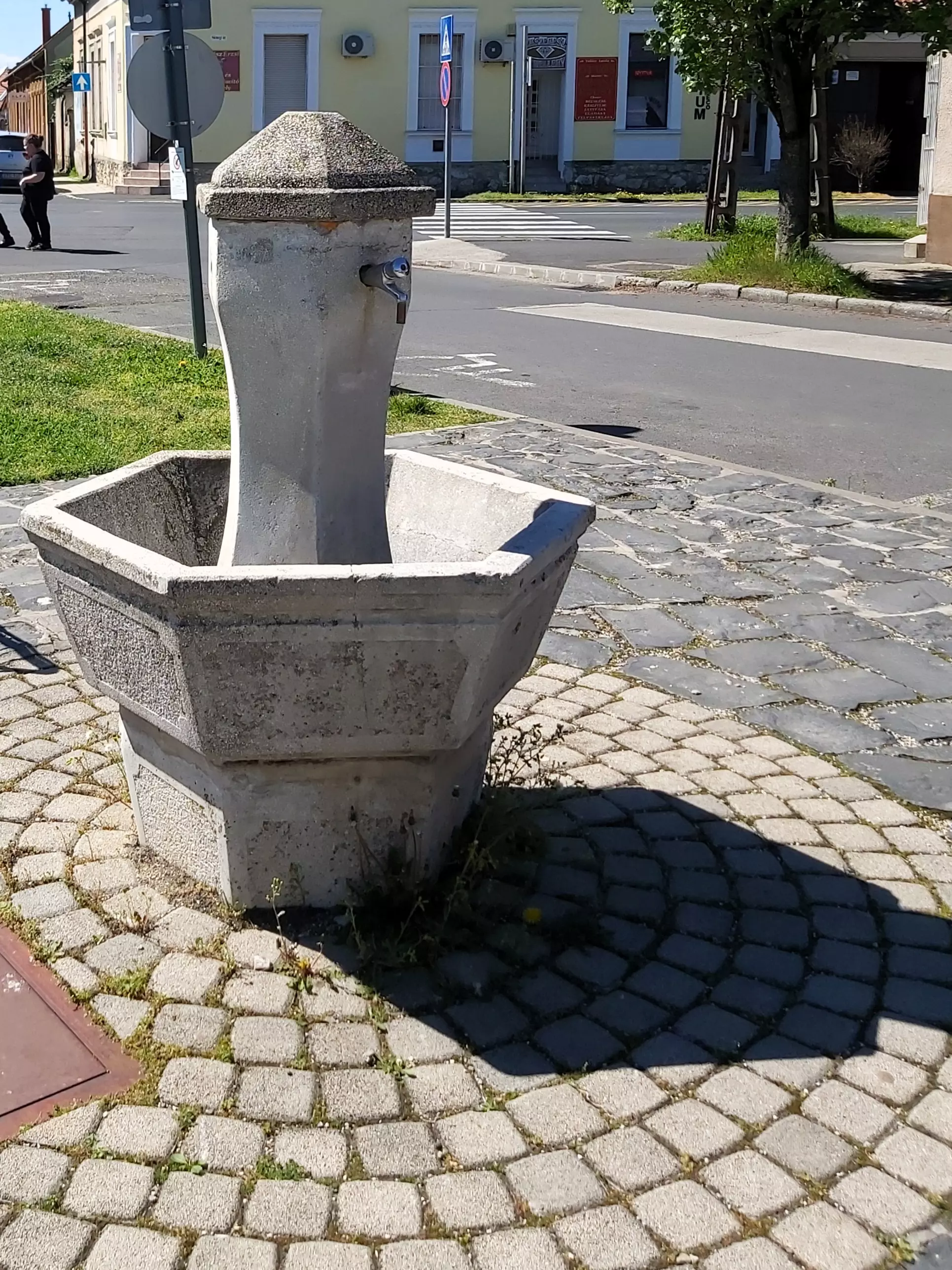 közeli látnivaló címképe